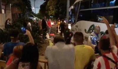 Llegada del Junior al hotel después de un entrenamiento.