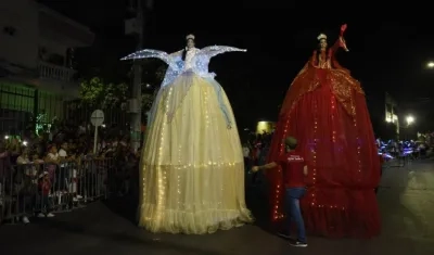 Disfraces alusivos a la Navidad durante el desfile del año pasado.
