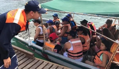 Inspectores de la Dimar en labores de control.