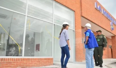 El Alcalde Joao Herrera con la ingeniera residente, Nathaly Alvarez Cohen.