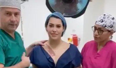 Ana del Castillo junto al cirujano Norman Blanco.