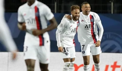 Neymar celebra con Mbappé tras un gol. 