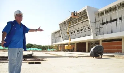 Alcalde Joao Herrera frente a la obra.