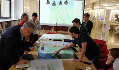 Jaime Pumarejo con expertos de Bjarke Ingels Group, en Nueva York