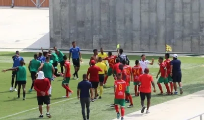 Según los árbitros, fueron agredidos por jugadores.