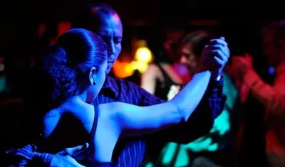 Parejas bailando al ritmo de bachata.