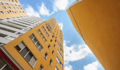 Los edificios tienden a quedarse solos en época decembrina.