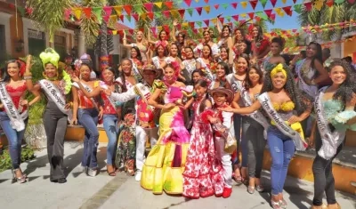 La corte real del Carnaval 2020 junto a las 32 candidatas.