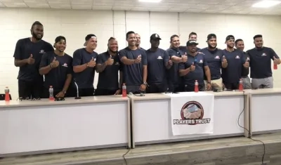 Los peloteros de Grandes Ligas que visitaron Barranquilla para una clínica de béisbol para los niños.