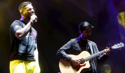 El cantante Maluma en medio de la presentación.