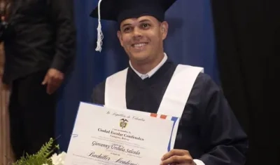 Giovanni Urshela, pelotero colombiano, en su grado de bachiller. 