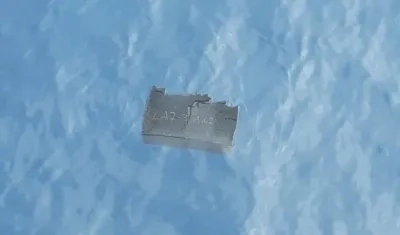 Fotografía cedida por la Fuerza Aérea de Chile (FACh) que muestra un pedazo de espuma flotando cerca del área donde desapareció un avión el pasado lunes camino a la Antártida con 38 personas a bordo.