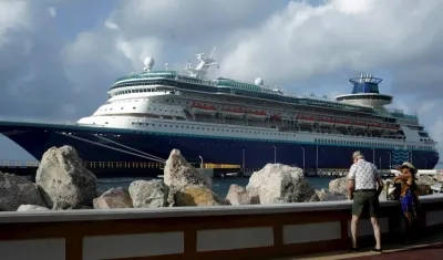 El buque Monarch de la naviera Pullmantur Cruceros atraca en el puerto de Curazao (Curazao). 