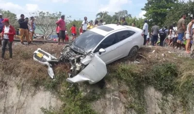 Así quedó el auto arrollado por el tren en Aracataca.