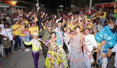 La Reina Isabelle y el Rey Momo, Alcides Romero, acompañando a la reina popular de Las Nieves.