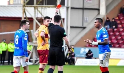 Alfredo Morelos recibe la tarjeta roja. 