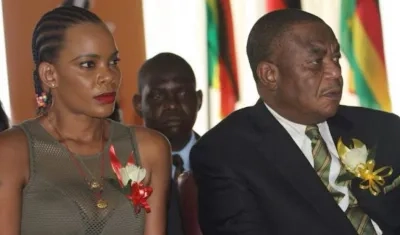 El vicepresidente de Zimbabue, Constantino Chiwenga y su esposa, Mary Mubaiwa Chiwenga, de 36 años. 