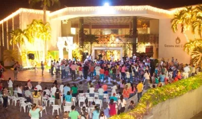 Familias congregándose en la entrada de Gases del Caribe para la novena en 2018.