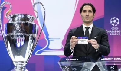 Hamit Altintop saca la balota del Liverpool. 