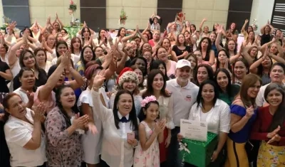 Un grupo de mujeres beneficiarias de los programas.