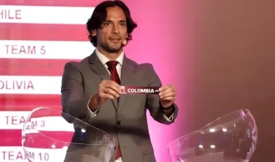 Roque Santa Cruz saca el nombre de Colombia en el sorteo.