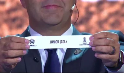 La balota del Junior exhibida por el Director de Competiciones de la Conmebol, Fred Nantes.