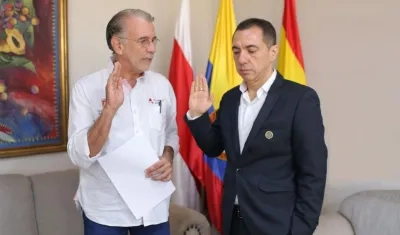 Eduardo Verano de la Rosa toma juramento a rector encargado de UniAtlántico, Jorge Luis Restrepo.