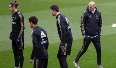 Zinedine Zidane, técnico del Real Madrid, observa a sus jugadores en una práctica. 