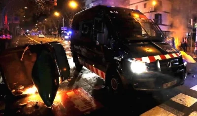 Un vehículo de la Policía dispuesto en la zona para controlar la situación.