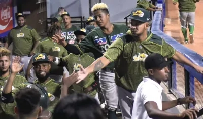 Jugadores de Toros celebran una anotación.