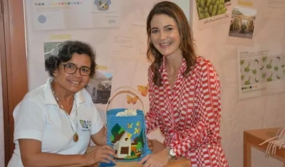 Yamelis Molina, representante legal de la fundación, y Adriana Castro, diseñadora de la colección.