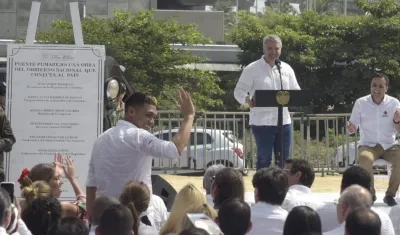 Teófilo Gutiérrez saluda, tras el Presidente agradecerle por el desempeño del Junior.