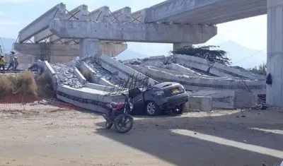 Así quedó un vehículo particular.