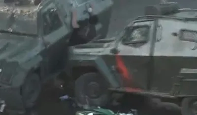 Momento en el que la tanqueta atropella al joven.