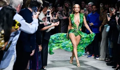Jennifer Lopez durante la pasarela de Versace en Milán 2019.