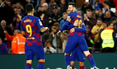 Messi celebra con Suárez y Griezmann.