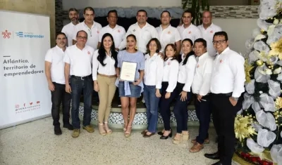 Funcionarios de la seccional Atlántico con la certificación.