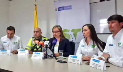 Carmen Valderrama Rojas, superintendente de Transporte (centro).