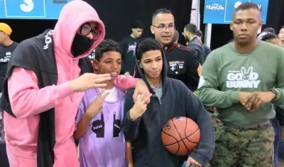 Bad Bunny posando con niños durante la entrega de regalos.