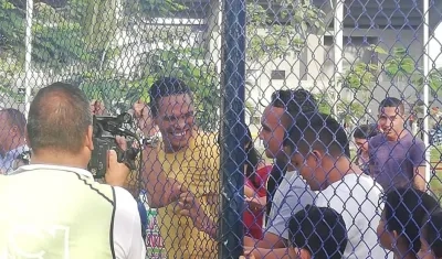 El delantero del Villarreal Carlos Bacca pasa una temporada en Puerto Colombia.
