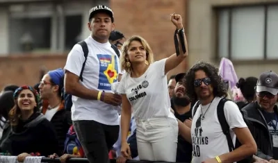El actor Santiago Alarcón y la cantante Adriana Lucía en 'Un Canto por Colombia en la calle'.