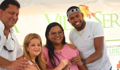 Elsa Noguera y las firmas ACF y Constructora Villa Linda entregaron las llaves del apartamento a los Zambrano.