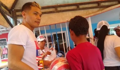 Teo entregó regalos en el barrio La Chinita.