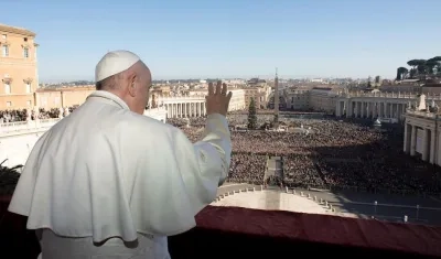 El Papa Francisco asomado al balcón de la Logia central de la basílica de San Pedro para la bendición Urbi et Orbi.