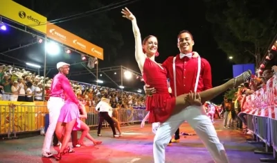 Artistas desfilando en el salsódromo caleño.