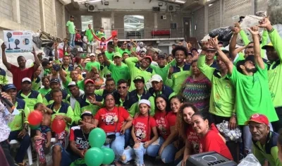Recicladores en la fiesta de Navidad ofrecida por la Asociación de Recicladores Puerta de Oro Barranquilla.