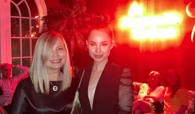 La actriz y cantante Sofía Carson junto a Letty Pumarejo, esposa del Tigre Lapeira.