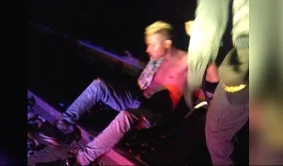 El joven al parecer se quedó dormido por exceso de tragos.