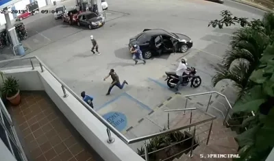 Los delincuentes al momento de cometer el asalto.