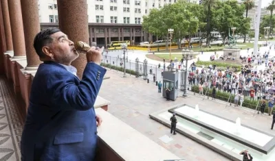 Diego Maradona en el balcón presidencial. 